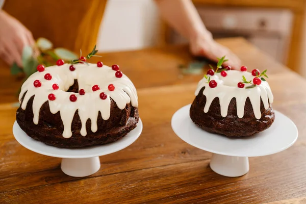 白人のペストリーシェフ女性作るチョコレートケーキで居心地の良いキッチン — ストック写真