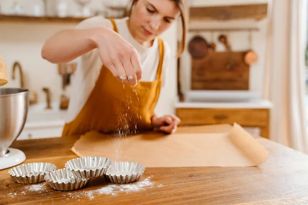 Hermosa Mujer Pastelera Enfocada Hacer Tartas Acogedora Cocina —  Fotos de Stock