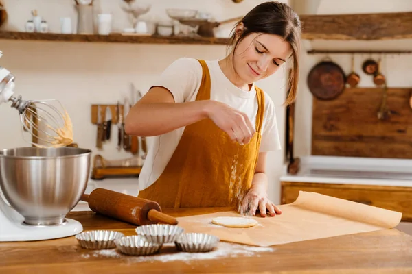 Bella Pasticciera Felice Donna Sorridente Mentre Crostate Cucina Accogliente — Foto Stock