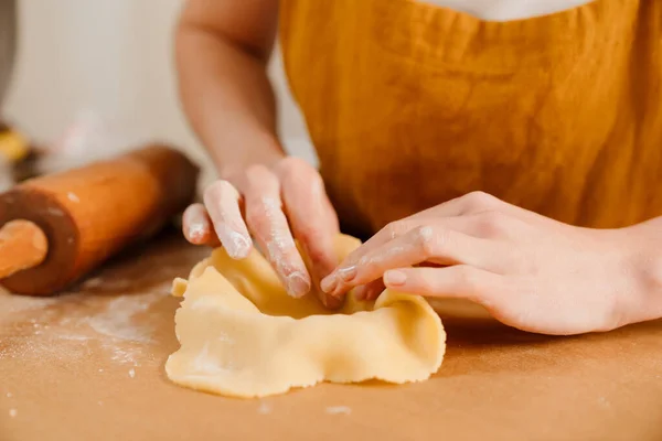 Caucasian Pastry Chef Woman Making Tarts Cozy Kitchen — Stock Photo, Image