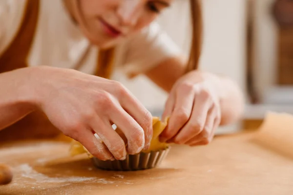 Caucasian Focused Pastry Chef Woman Making Tart Cozy Kitchen — Stock Photo, Image