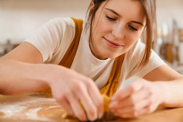 Caucásico Feliz Pastelero Mujer Sonriendo Mientras Hace Tarta Acogedora Cocina —  Fotos de Stock