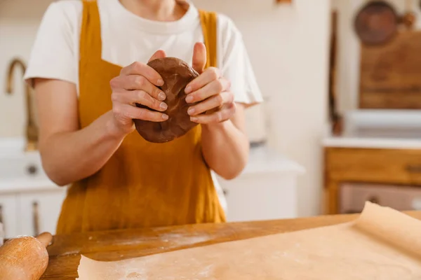 Caucásico Pastelero Mujer Haciendo Tartas Acogedora Cocina —  Fotos de Stock