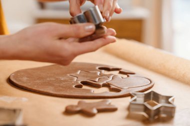 Kafkasyalı pasta şefi kadın rahat mutfakta Noel kurabiyesi yapıyor.