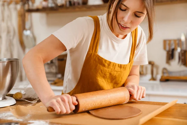 Caucásico Centrado Pastelería Mujer Chef Haciendo Masa Con Rodillo Acogedora —  Fotos de Stock