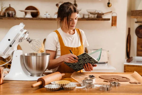 Konsantre Olmuş Pasta Şefi Kadın Sıcak Mutfakta Noel Kurabiyesi Yaparken — Stok fotoğraf
