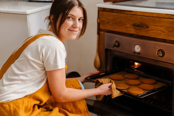 Kafkasyalı Gülümseyen Pasta Şefi Kadın Rahat Mutfakta Kurabiye Pişiriyor — Stok fotoğraf