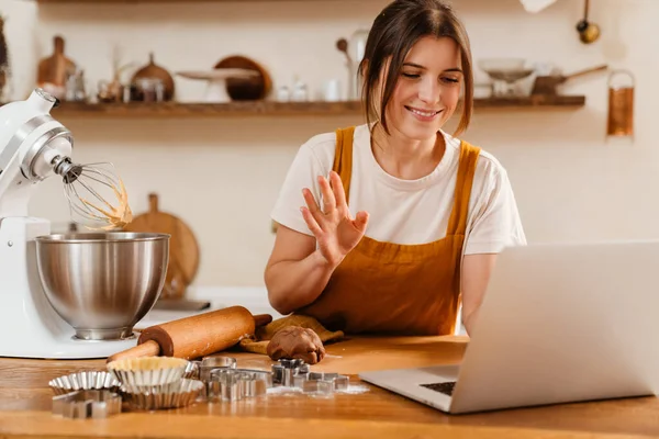 Gülümseyen Pasta Şefi Kadın Rahat Mutfakta Pasta Pişirirken Dizüstü Bilgisayar — Stok fotoğraf