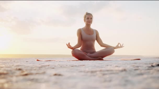 Una Joven Rubia Contenta Está Sentada Esterilla Yoga Afuera Naturaleza — Vídeo de stock