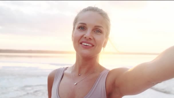 Happy Young Blonde Woman Recording Selfie Video While Showing Dawn — Vídeo de Stock