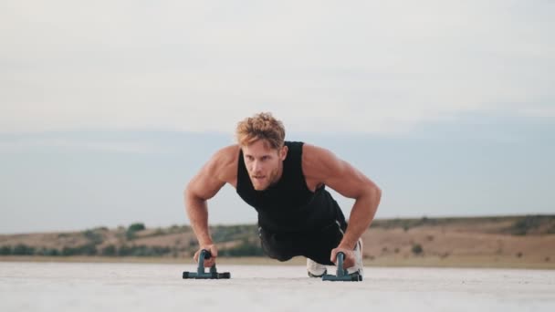 Focused Young Sportsman Doing Push Ups While Training Outdoors — Stock videók