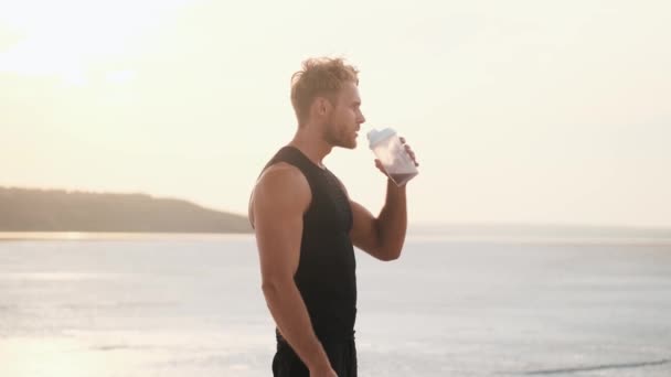 Side View Muscular Young Sportsman Drinking Sports Nutrition While Training — Stok video