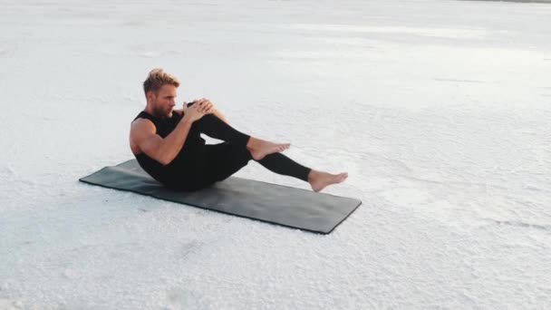 Beau Jeune Athlète Fait Des Exercices Entraînement Plein Air Assis — Video