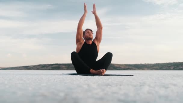 Joven Atleta Feliz Está Haciendo Entrenamiento Yoga Aire Libre Sentado — Vídeos de Stock