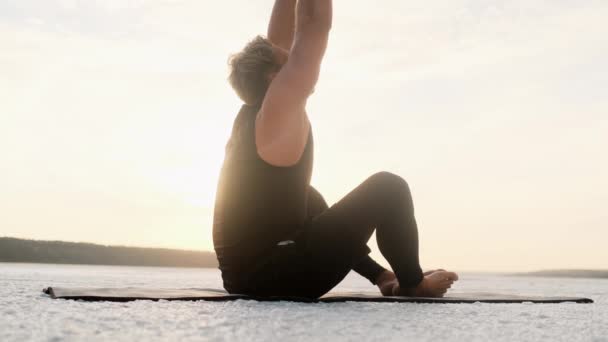 Side View Young Athlete Doing Yoga Sitting Outdoors Yoga Mat — Αρχείο Βίντεο