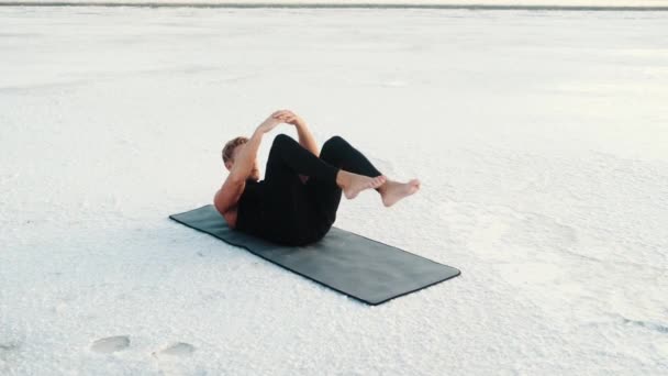 Joven Atleta Fuerte Está Entrenando Aire Libre Esterilla Yoga — Vídeos de Stock
