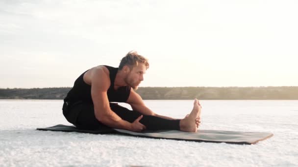 Concentrated Young Athlete Doing Yoga Yoga Mat — Stok video