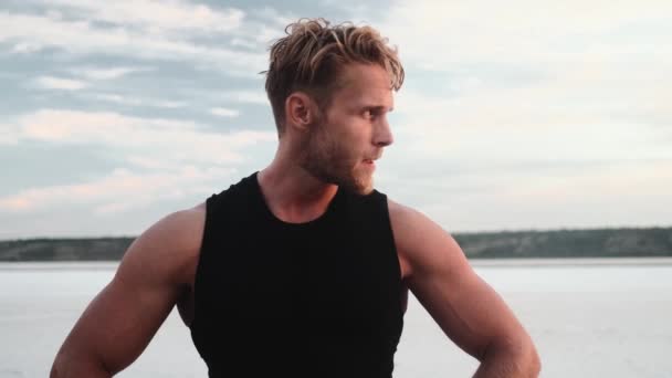 Ein Attraktiver Junger Sportler Posiert Nach Harter Arbeit Draußen Vor — Stockvideo