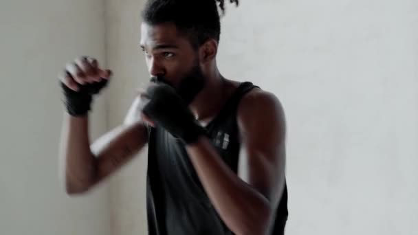 Soustředěný Mladý Afro Americký Boxer Trénuje Interiéru — Stock video