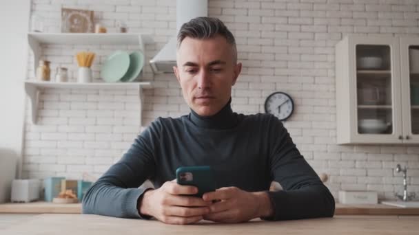 Front View Concentrated Mature Man Typing Phone While Sitting Table — Vídeo de Stock