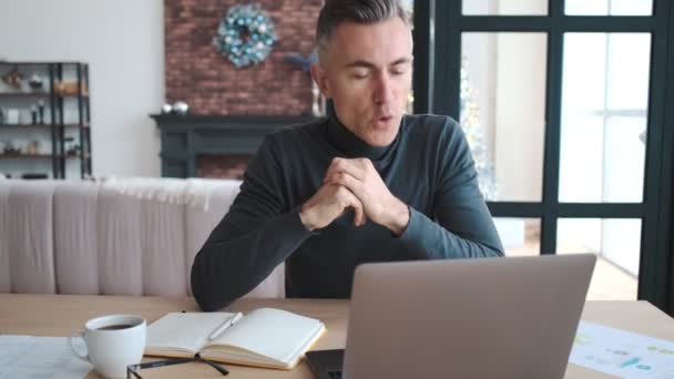 Ein Reifer Mann Grünem Rollkragen Sitzt Schreibtisch Vor Dem Laptop — Stockvideo