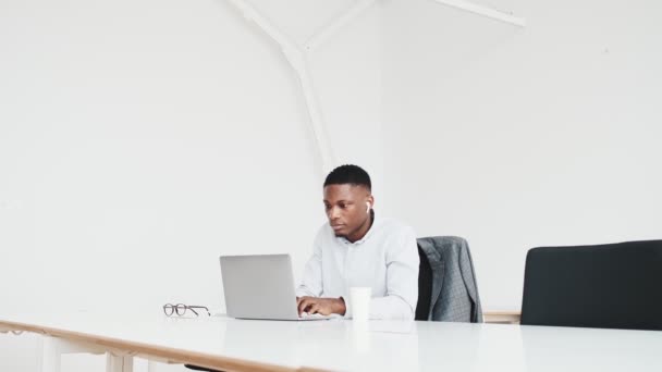 Attractive Black Guy Earbuds Working Paper Documents Laptop Computer Sitting — Stockvideo