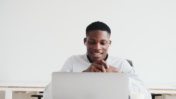 Pleased Black Guy Earbuds Using Video Connection His Laptop Sitting — Stockvideo