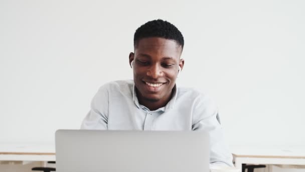 Happy Black Guy Earbuds Using His Laptop Sitting Alone Office — Stockvideo