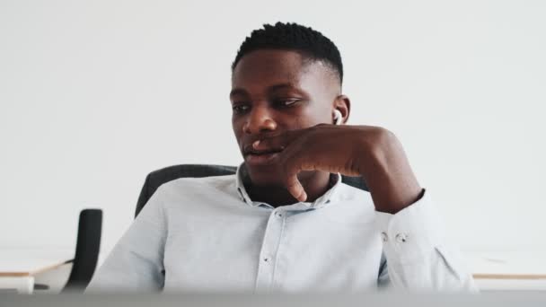 Attractive Black Guy Earbuds Looking Laptop Sitting Office — Wideo stockowe