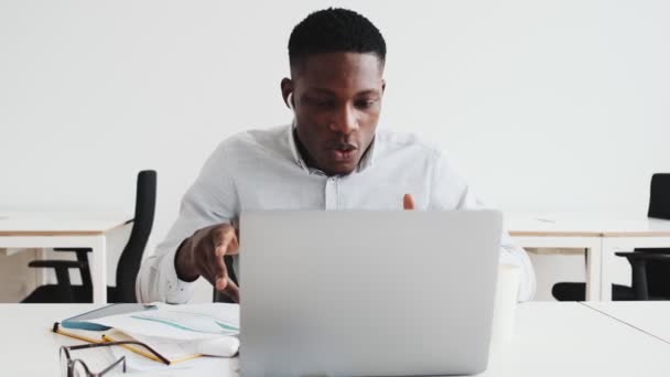 Emotional Black Guy Earbuds Talking Work Video Connection Using Laptop — Stockvideo