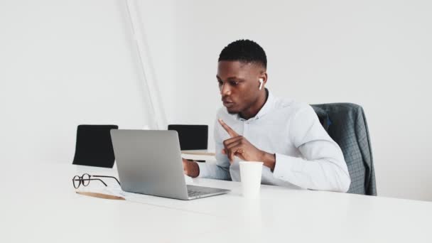 Handsome Black Guy Earbuds Talking Work Video Connection Using Laptop — Stockvideo