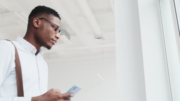 Hombre Negocios Africano Guapo Con Anteojos Está Usando Teléfono Inteligente — Vídeos de Stock