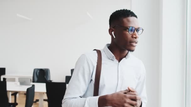 Serious African Businessman Wearing Eyeglasses Talking His Mobile Hone Using — Αρχείο Βίντεο