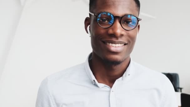 Hombre Negocios Africano Sonriente Con Gafas Está Mirando Cámara Pie — Vídeos de Stock