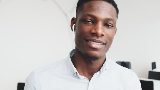Ein Zufriedener Afrikanischer Geschäftsmann Blickt Büro Die Kamera — Stockvideo