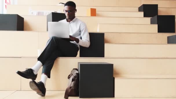 Сосредоточенный Студент Использует Ноутбук Сидя Современном Лекционном Зале — стоковое видео