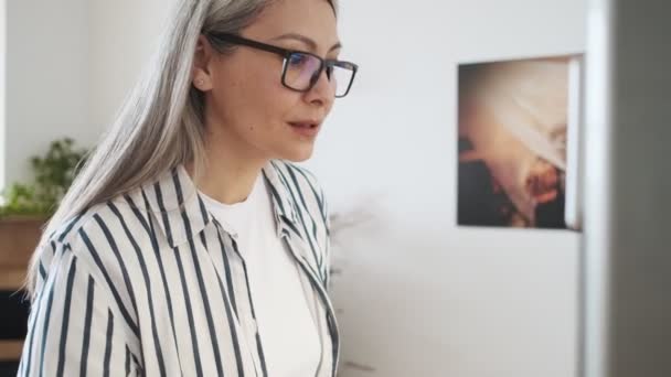 Una Vista Lateral Una Mujer Mayor Bastante Agradable Con Gafas — Vídeo de stock