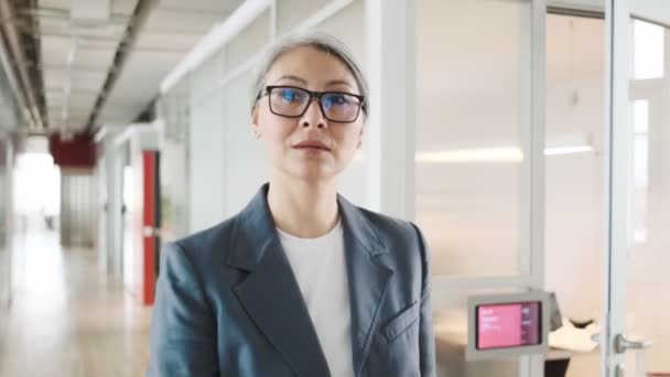 Smiling Elder Businesswoman Walking Corridor While Waving Her Hand Office — Vídeo de Stock