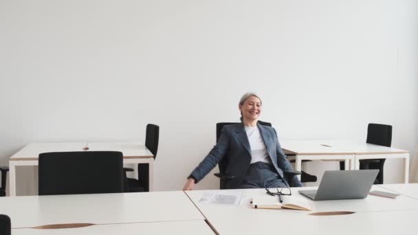 Happy Elder Businesswoman Finish Her Work Office — Vídeo de Stock