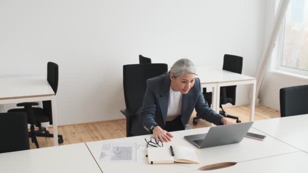 Emotional Elder Businesswoman Talking While Working Her Laptop Computer Office — Αρχείο Βίντεο