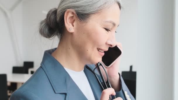 Smile Elder Businesswoman Talking Her Smartphone Office — Stockvideo