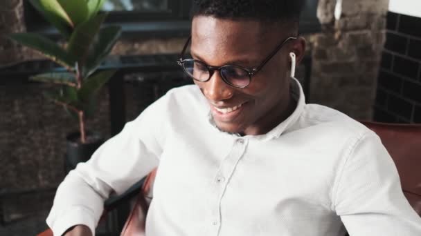 Pleased African American Man Wearing Earbuds Listening Music His Laptop — Stock videók