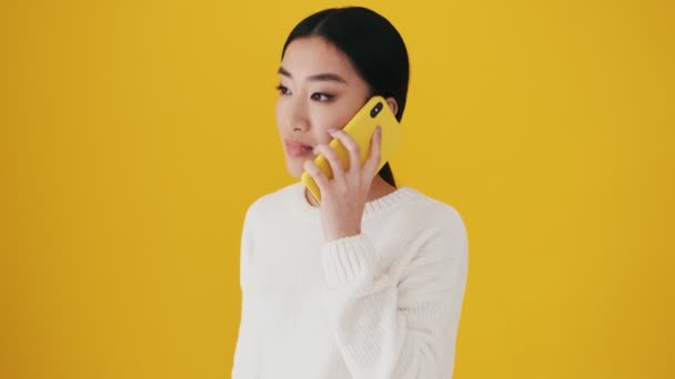 Una Mujer Asiática Sorprendida Está Hablando Teléfono Inteligente Pie Aislado — Vídeo de stock
