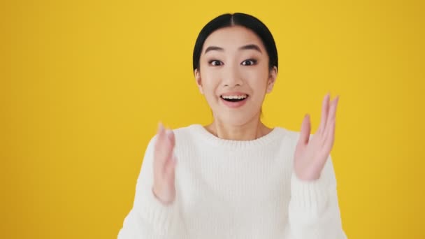 Una Mujer Asiática Sorprendida Está Levantando Las Manos Mientras Mira — Vídeos de Stock