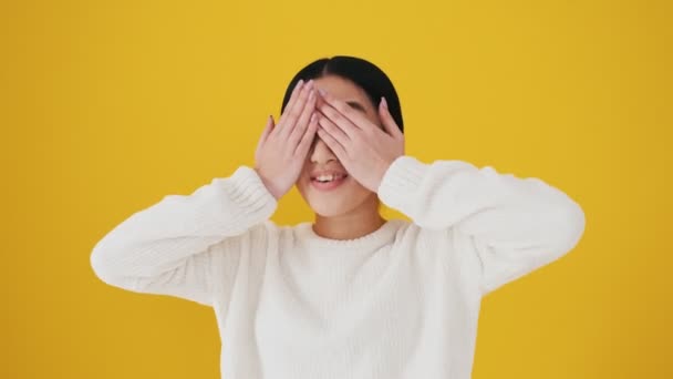 Una Giocosa Donna Asiatica Sta Posando Fotocamera Mentre Copre Gli — Video Stock