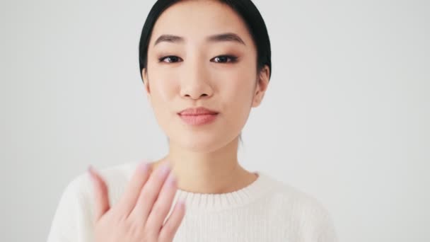 Een Close Van Een Charmante Aziatische Vrouw Een Witte Trui — Stockvideo