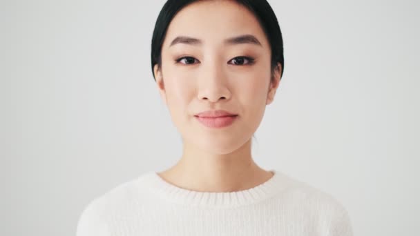 Närbild Överraskad Asiatisk Kvinna Vit Tröja Tittar Kameran Isolerad Över — Stockvideo
