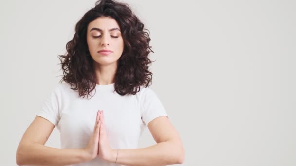 Woman Meditating Her Eyes Closed Putting Her Palms Each Other — Stok video