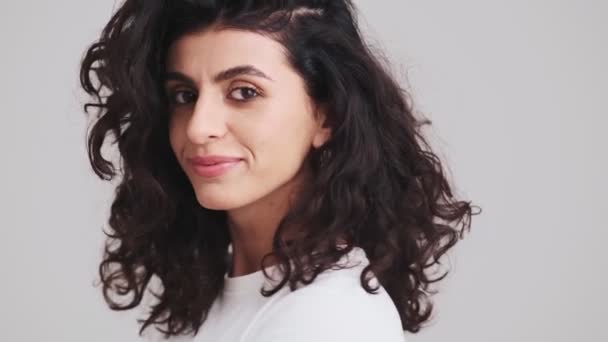 Боковой Вид Лица Улыбающейся Женщины Смотрящей Камеру Выпрямляющей Волосы Стоя — стоковое видео