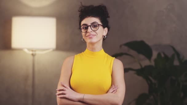 Mujer Sonriente Con Gafas Agitando Cabeza Positivamente Mientras Está Pie — Vídeos de Stock